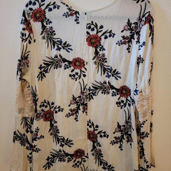 Large Grace & Lace Floral top - Picture 2 of 4